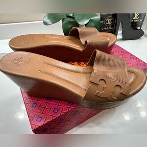 Tory Burch MIKAEL Royal Tan 80mm Wedge Slides Sandals Size 10